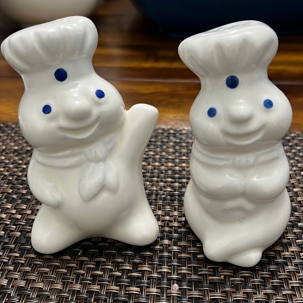 Vintage 1999 PILLSBURY DOUGHBOY Poppin Fresh Ceramic 4” Salt & Pepper Shaker Set